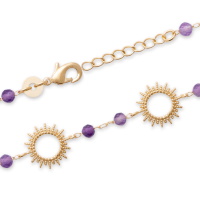 Bracelet composé d'une chaîne  avec soleil en plaqué or jaune 18 carats et des perles en véritable pierre d'améthyste. Fermoir mousqueton avec 2 cm de rallonge.