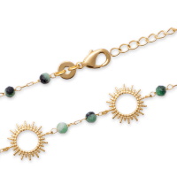 Bracelet composé d'une chaîne avec soleil en plaqué or jaune 18 carats et des perles en véritable pierre de rubis zoisite. Fermoir mousqueton avec 2 cm de rallonge.