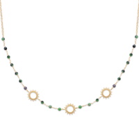 Collier composé d'une chaîne avec soleils en plaqué or jaune 18 carats et des perles en véritable pierre de rubis zoisite. Fermoir mousqueton avec 5 cm de rallonge.