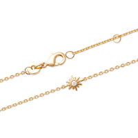 Bracelet composé d'une chaîne en plaqué or jaune 18 carats et d'un soleil serti d'un oxyde de zirconium blanc. Fermoir mousqueton avec anneaux de rappel à 16 et 18 cm.