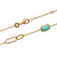 Bracelet composé d'une chaîne avec deux mailles en plaqué or jaune 18 carats et d'une véritable pierre d'amazonite sertie clos de forme rectangulaire. Fermoir mousqueton avec anneaux de rappel à 16 et 18 cm.