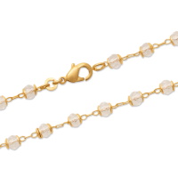 Bracelet composé d'une chaîne en plaqué or jaune 18 carats et de perles en oxydes de zirconium blancs. Fermoir mousqueton avec 2 cm de rallonge.