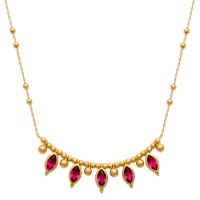 Collier composé d'une chaîne avec boules en plaqué or jaune 18 carats et d'un pendentif de perles et pampilles boules en plaqué or jaune 18 carats et de pampilles serties de pierres de couleur rouge. Fermoir mousqueton avec 5 cm de rallonge.