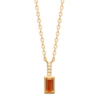 Collier composé d'une chaîne en plaqué or jaune 18 carats et d'un pendentif serti de deux oxydes de zirconium blancs et d'une pierre de couleur orange rouge sertie clos de forme rectangulaire. Fermoir mousqueton avec anneaux de rappel à 40, 42 et 45 cm.