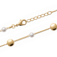 Bracelet composé d'une chaîne et de pastilles rondes en plaqué or jaune 18 carats et de perles d'imitation. Fermoir mousqueton avec 2 cm.