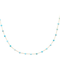 Collier composé d'une chaîne en plaqué or jaune 18 carats et de perles de couleur bleue. Fermoir mousqueton avec 5 cm de rallonge.