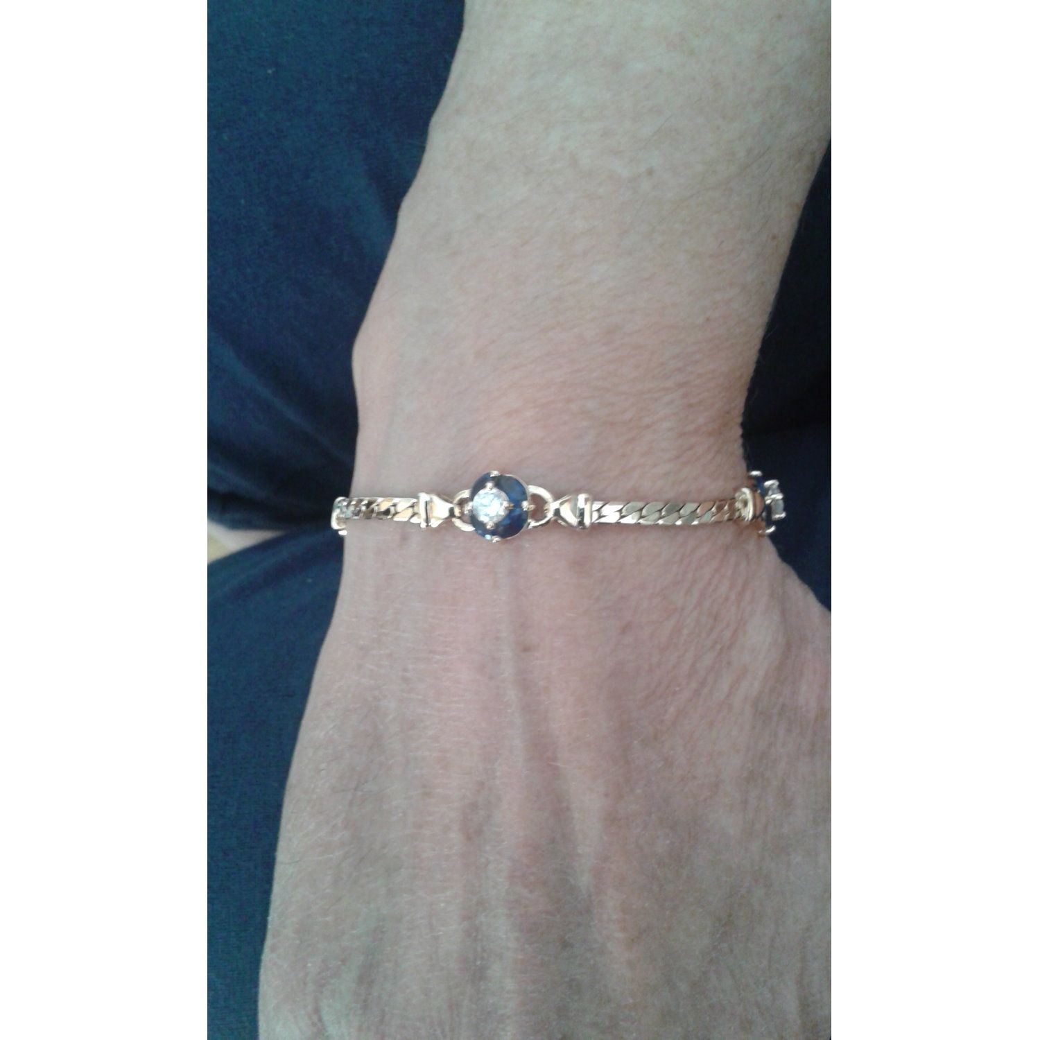 Bracelet en plaqué or avec oxydes de zirconium entourés de pierres synthétiques bleues.  Adulte Femme Indémodable 