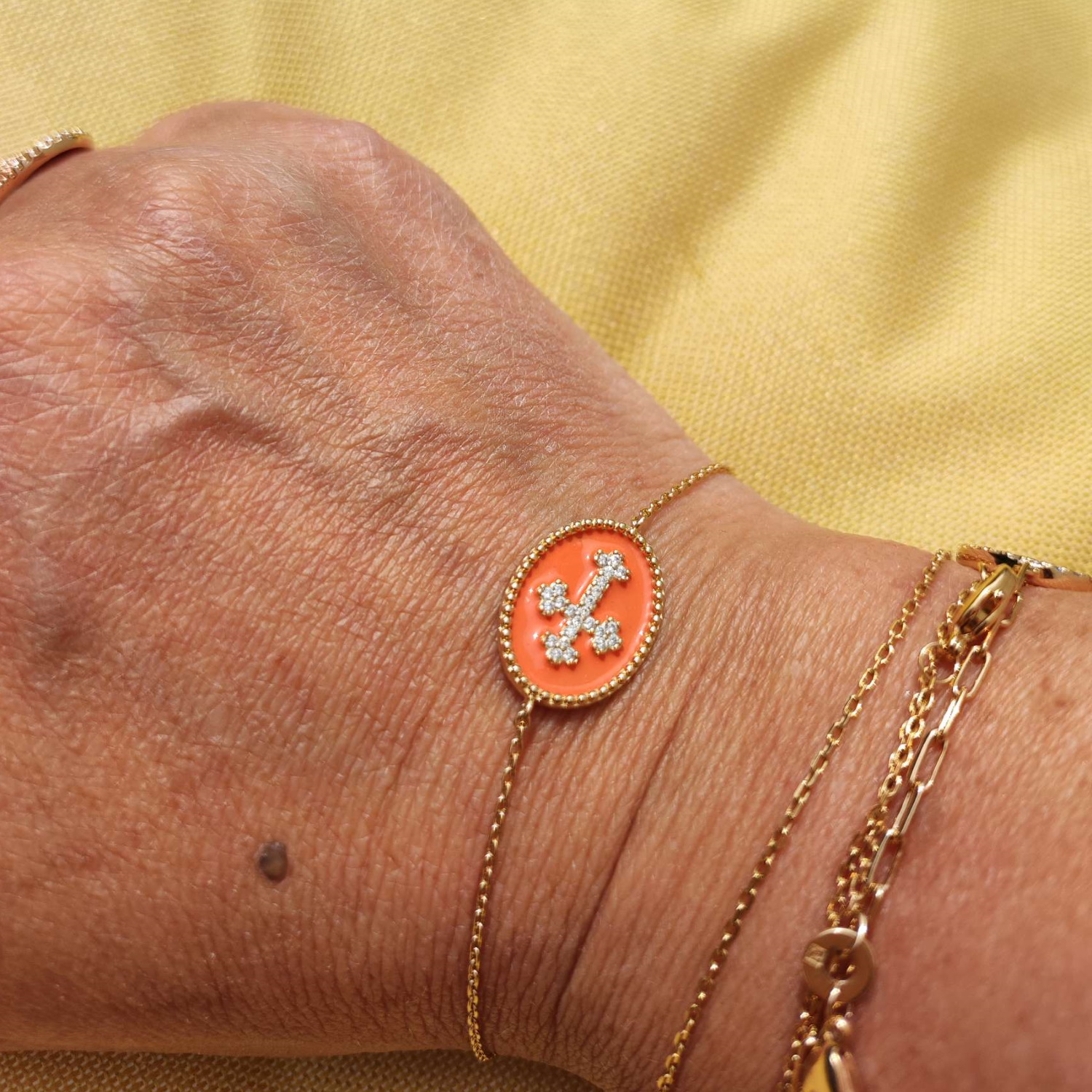 Bracelet en plaqué or, émail et croix en oxydes de zirconium. Croix Ovale  Adolescent Adulte Femme Fille Indémodable Religion Symboles 