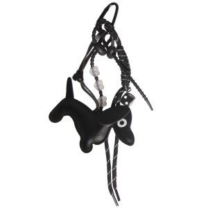 Porte-clés fantaisie composé d'un cordon avec un dé à jouer, de lien de serrage avec cœurs en caoutchouc et d'un chien teckel en simili cuir.