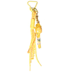 Porte-clés fantaisie composé d'un mousqueton en forme de cœur, de plusieurs cordons noués avec des cœurs, d'un cordon en tissu avec motifs et d'une chaîne avec une tortue jaune.