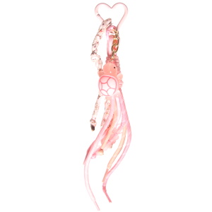 Porte-clés fantaisie composé d'un mousqueton en forme de cœur, de plusieurs cordons noués avec des cœurs, d'un cordon en tissu avec motifs et d'une chaîne avec une tortue rose.