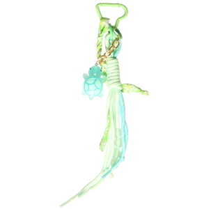 Porte-clés fantaisie composé d'un mousqueton en forme de cœur, de plusieurs cordons noués avec des cœurs, d'un cordon en tissu avec motifs et d'une chaîne avec une tortue verte.