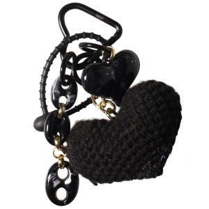 Porte-clés fantaisie composé d'un mousqueton en forme de cœur, d'une chaîne maille grains de café, d'un cœur noir et d'un cœur en textile.