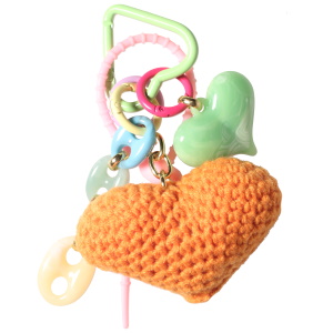 Porte-clés fantaisie composé d'un mousqueton en forme de cœur, d'une chaîne maille grains de café, d'un cœur vert et d'un cœur en textile.