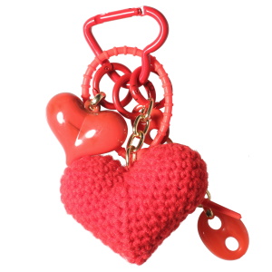 Porte-clés fantaisie composé d'un mousqueton en forme de cœur, d'une chaîne maille grains de café, d'un cœur rouge et d'un cœur en textile.
