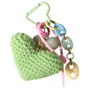 Porte-clés fantaisie composé d'un mousqueton en forme de cœur, d'une chaîne maille grains de café, d'un cœur vert et d'un cœur en textile.