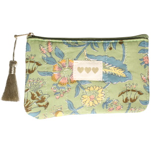 Sac pochette avec des motifs de fleurs et le dessin de trois cœurs.