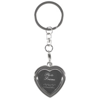 Porte-clés en métal argenté avec cœur pour y insérer une photo. Taille photo 3.55 x 3.35 cm.