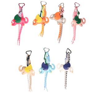 Porte-clés fantaisie avec deux cordons de couleur, d'un éléphant en simili cuir et un mousqueton en forme de cœur. 7 coloris différents. Vendu à l'unité. Votre préférence en commentaire.