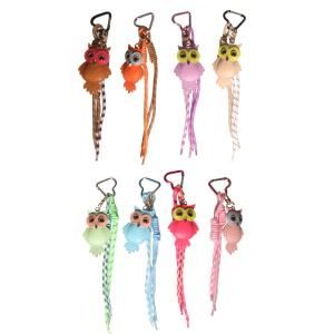 Porte-clés fantaisie avec deux cordons de couleur, d'une chouette en simili cuir et un mousqueton en forme de cœur. 8 coloris différents. Vendu à l'unité. Votre préférence en commentaire.
