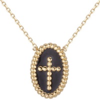 Collier en plaqué or 18 carats suspendu par un pendentif de forme ovale au contour et croix en relief sur émail de couleur noire. Fermoir anneaux ressort avec rallonge de 3.5 cm pour l'adapter à votre envie.
