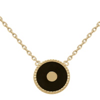 Collier composé d'une chaîne en plaqué or jaune 18 carats et d'un pendentif pastille ronde pavée d'émail de couleur noire. Fermoir anneau ressort avec 4 cm de rallonge.