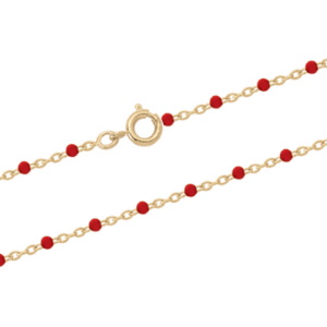 Collier composé d'une chaîne en plaqué or jaune 18 carats et de perles en résine de couleur rouge. Fermoir anneau ressort avec 3 cm de rallonge.