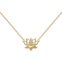 Collier composé d'une chaîne en plaqué or jaune 18 carats et d'un pendentif en forme de fleur de lotus pavé en partie d'oxydes de zirconium blancs. Fermoir anneau de ressort avec 4 cm de rallonge.