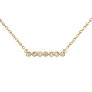 Collier composé d'une chaîne en plaqué or jaune 18 carats et d'un pendentif serti de 7 oxydes de zirconium blancs. Fermoir anneau de ressort avec 4 cm de rallonge.