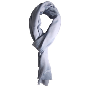 Foulard rectangulaire en 50% viscose et 50% coton de couleur bleu ciel.