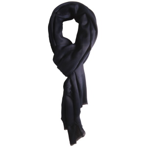 Foulard rectangulaire en 50% viscose et 50% coton de couleur bleu marine.