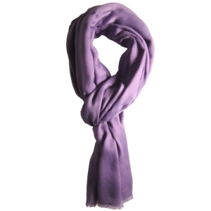 Foulard rectangulaire en 50% viscose et 50% coton de couleur violet.