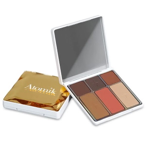 Palette de maquillage Atomik teint, yeux et lèvres la Divine. La palette de maquillage multi-usages Atomik La Divine est une véritable œuvre d'art, pour les amateurs de beauté et de créativité. Son design élégant et sa sélection de couleurs éblouissantes de doré, de bronze et de cuivre d'une intensité incroyable est faite pour créer des looks audacieux. Chaque couleur est soigneusement formulée pour offrir une pigmentation exceptionnelle et une facilité d'estompage. Que vous souhaitiez apporter une touche de magie à votre maquillage quotidien, la palette 5 en 1 Atomik La Divine est le choix idéal pour embellir les yeux, le teint et les lèvres ! Elle est composée d'une poudre de soleil, d'un highlighter, d'un blush, de deux fards à paupières et d'un rouge à lèvres.