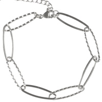 Bracelet composé d'une chaîne en acier argenté. Fermoir mousqueton avec 4 cm de rallonge.