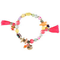Bracelet élastique composés de perles en pierre de couleur, de perles en forme d'étoile et coquillage, de perles en bois multicolores, d'un coquillage en métal doré et de pompons en textile.