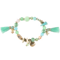 Bracelet élastique composés de perles en pierre de couleur, de perles en forme d'étoile et coquillage, de perles en bois multicolores, d'un coquillage en métal doré et de pompons en textile.