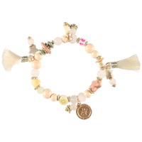 Bracelet élastique composés de perles en pierre de couleur, de perles en forme d'étoile, de perles en bois multicolores, d'une pastille ronde avec étoile en métal doré et de pompons en textile.