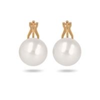 Boucles d'oreilles pendantes fermoir clip en plaqué or jaune 18 carats surmontées d'une perle de Majorque d'imitation de couleur blanche.