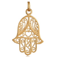 Pendentif main de Fatma en plaqué or jaune 18 carats.