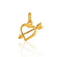 Pendentif flèche dans un cœur en plaqué or jaune 18 carats.