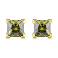 Boucles d'oreilles puces en plaqué or jaune 18 carats serties 4 griffes d'un oxyde de zirconium olivine de forme carré.