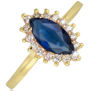 Bague en plaqué or jaune 18 carats sertie griffes d'une pierre de saphir d'imitation entourée d'oxydes de zirconium blancs.