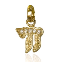 Pendentif 'haï (vie) en plaqué or jaune 18 carats pavé d'oxydes de zirconium blancs.