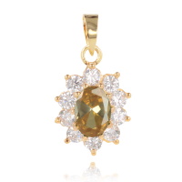 Pendentif en plaqué or jaune 18 carats surmonté d'un oxyde de zirconium couleur champagne entourée d'oxydes de zirconium blancs.