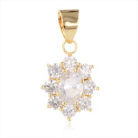 Pendentif en plaqué or jaune 18 carats surmonté d'un oxyde de zirconium blanc serti griffes entourée d'oxydes de zirconium blancs.
