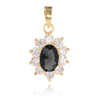 Pendentif en plaqué or jaune 18 carats surmonté d'un oxyde de zirconium noir entourée d'oxydes de zirconium blancs.