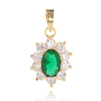 Pendentif en plaqué or jaune 18 carats surmonté d'une pierre de couleur verte entourée d'oxydes de zirconium blancs.