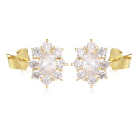 Boucles d'oreilles puces de forme ovale en plaqué or jaune 18 carats surmontées d'un oxyde de zirconium blanc serti griffes entouré d'oxydes de zirconium blancs.