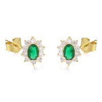 Boucles d'oreilles puces de forme ovale en plaqué or jaune 18 carats surmontées d'une pierre de couleur verte entouré d'oxydes de zirconium blancs.