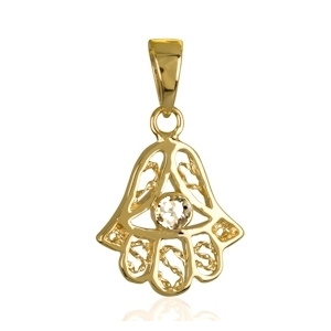 Pendentif main de Fatma en plaqué or jaune 18 carats serti d'un oxyde de zirconium blanc.